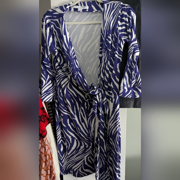 Diane Von Furstenberg Blue and White Wrap Dress Sz 4 EUC - Picture 2 of 2